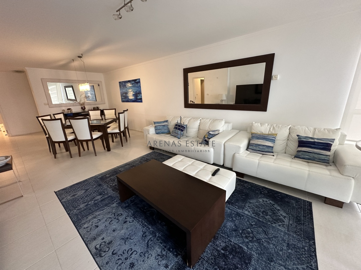 Apartamento ID.2761 - Excepcional apartamento piso alto en alquiler anual de 3 dormitorios más dependencia- Brava Punta del Este 