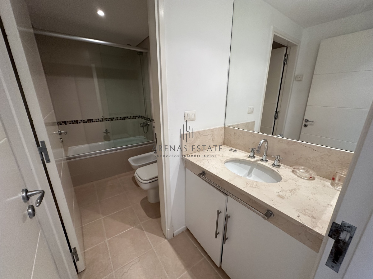 Apartamento ID.2761 - Excepcional apartamento piso alto en alquiler anual de 3 dormitorios más dependencia- Brava Punta del Este 