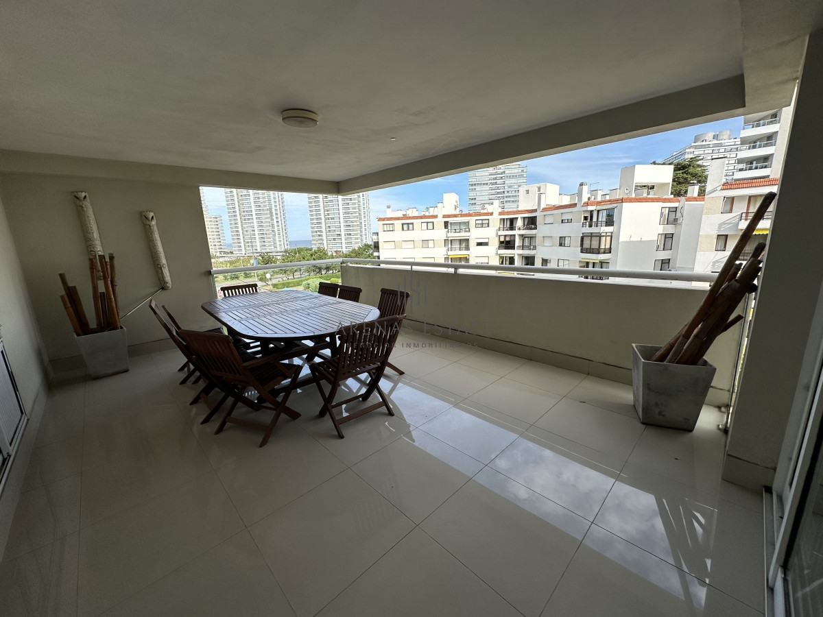 Apartamento ID.2353 - Alquiler anual de 4 dormitorios en Punta del Este 
