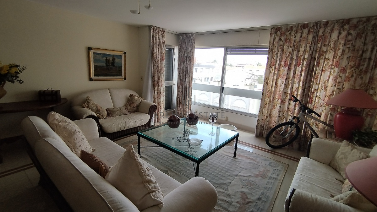 Apartamento ID.2455 - Duplex en venta de 3 dormitorios y gran barbacoa en PENÍNSULA- PUNTA DEL ESTE