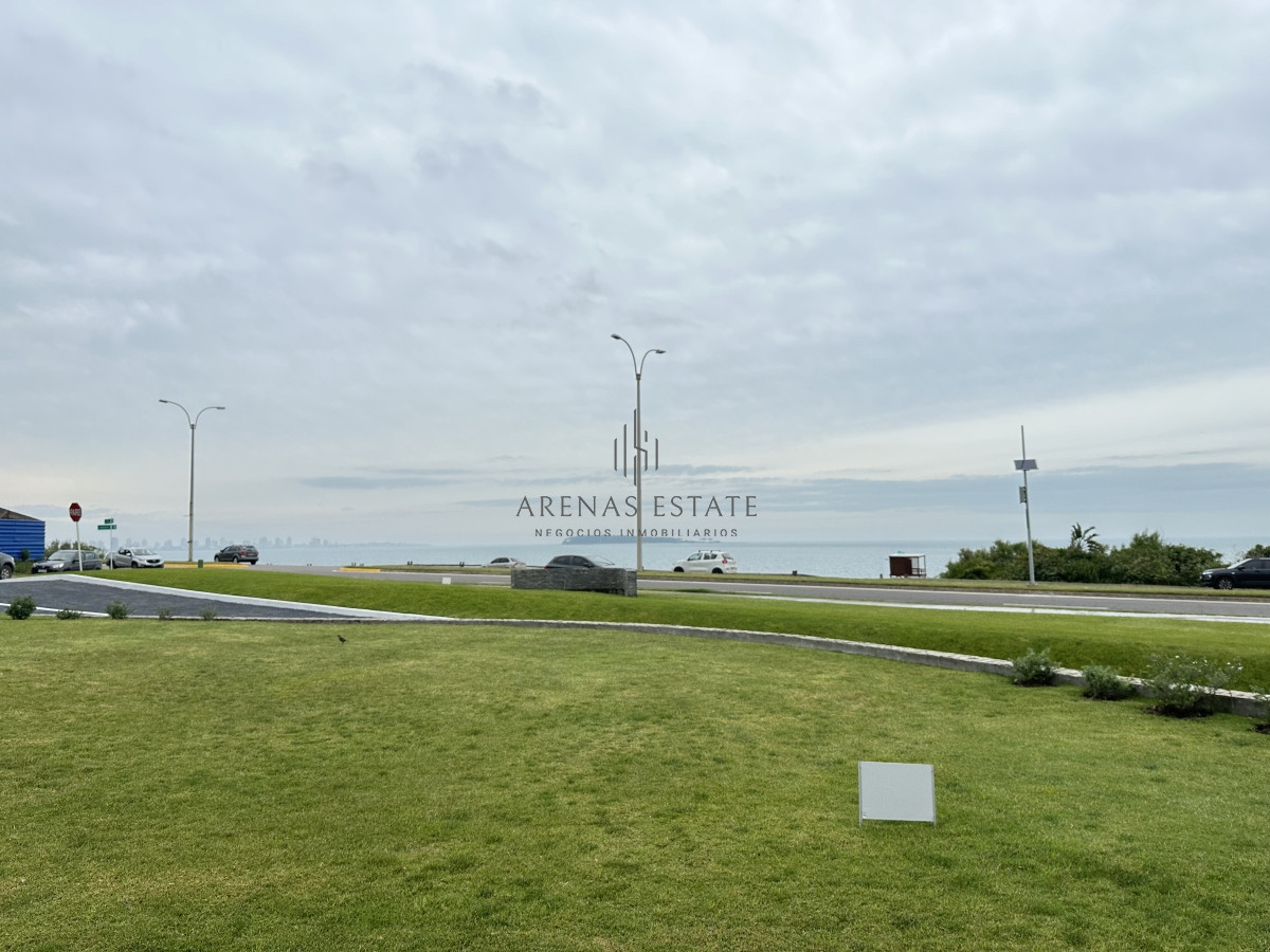 Apartamento ID.2290 - Apartamento en venta de 3 dormitorios mas dependencia ubicado en prmera linea de la Mansa , Punta del Este 