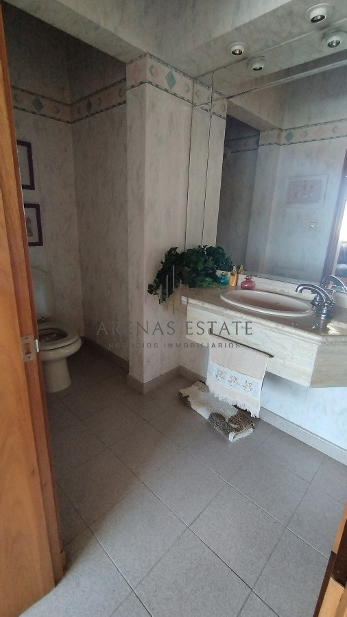 Apartamento ID.2455 - Duplex en venta de 3 dormitorios y gran barbacoa en PENÍNSULA- PUNTA DEL ESTE