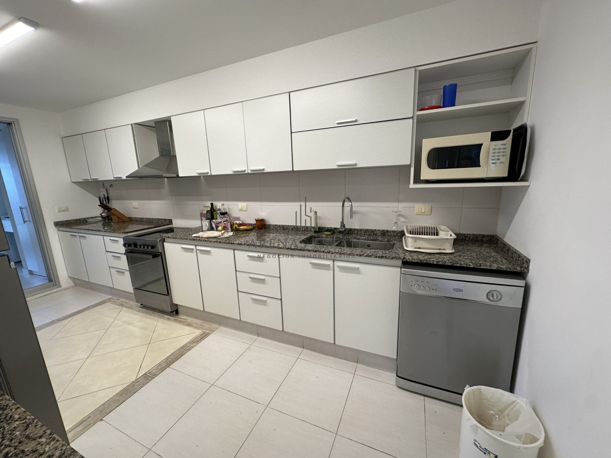 Apartamento ID.2761 - Excepcional apartamento piso alto en alquiler anual de 3 dormitorios más dependencia- Brava Punta del Este 