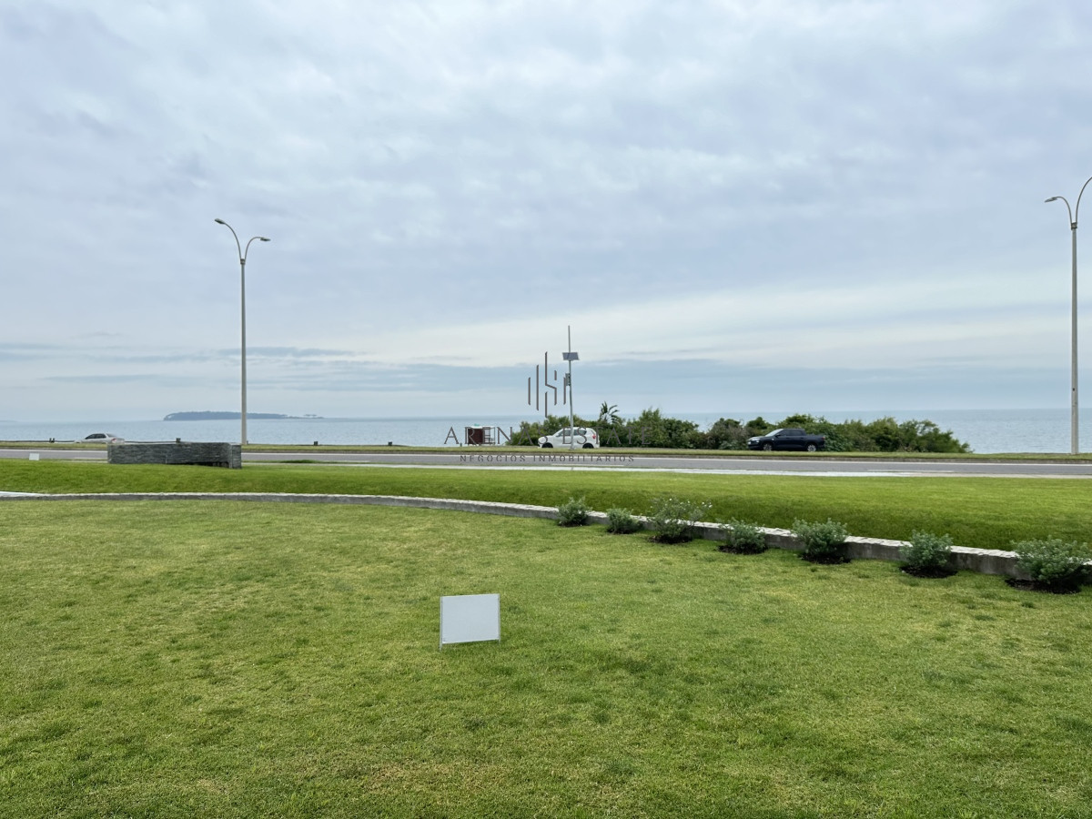 Apartamento ID.2290 - Apartamento en venta de 3 dormitorios mas dependencia ubicado en prmera linea de la Mansa , Punta del Este 
