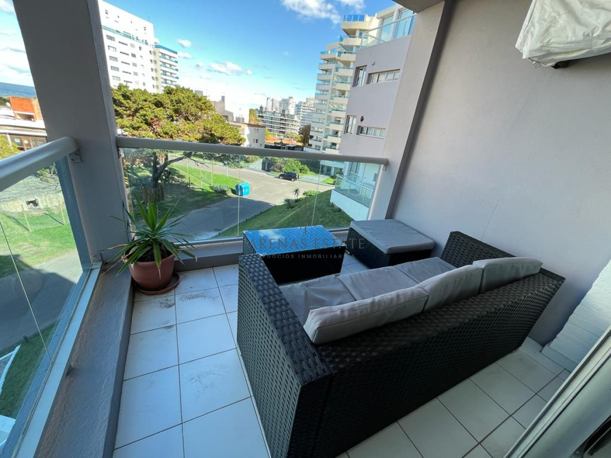 Apartamento ID.3696 - Apartamento en venta de 2 dormitorios, terraza con vista al mar- Brava, Punta del Este