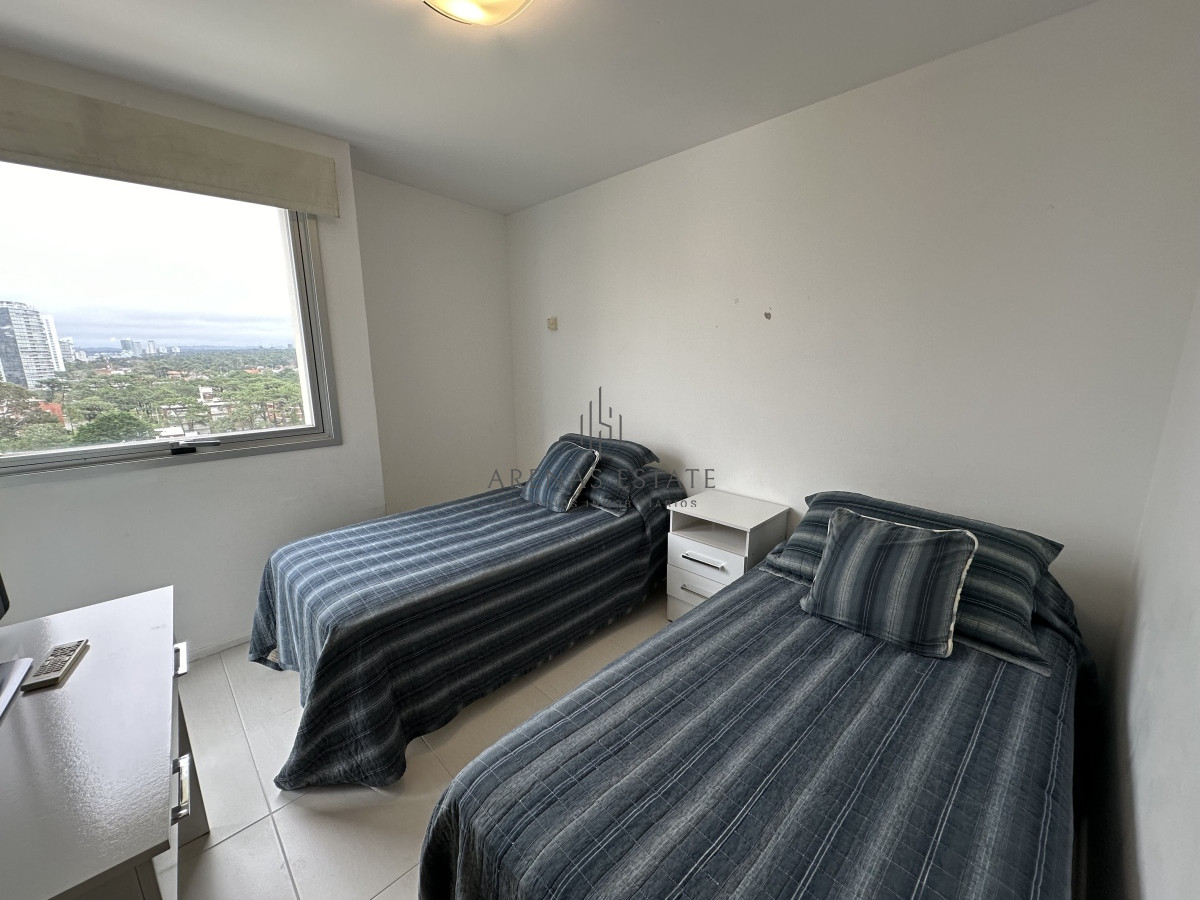 Apartamento ID.2761 - Excepcional apartamento piso alto en alquiler anual de 3 dormitorios más dependencia- Brava Punta del Este 