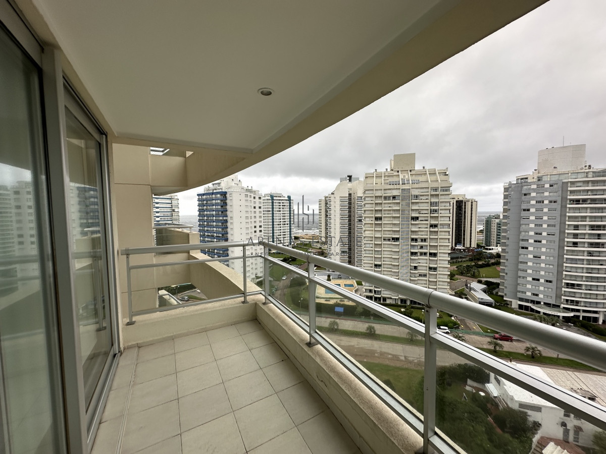Apartamento ID.2761 - Excepcional apartamento piso alto en alquiler anual de 3 dormitorios más dependencia- Brava Punta del Este 