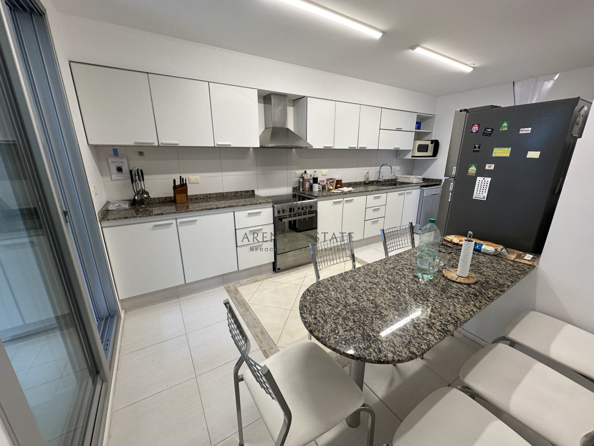 Apartamento ID.2761 - Excepcional apartamento piso alto en alquiler anual de 3 dormitorios más dependencia- Brava Punta del Este 