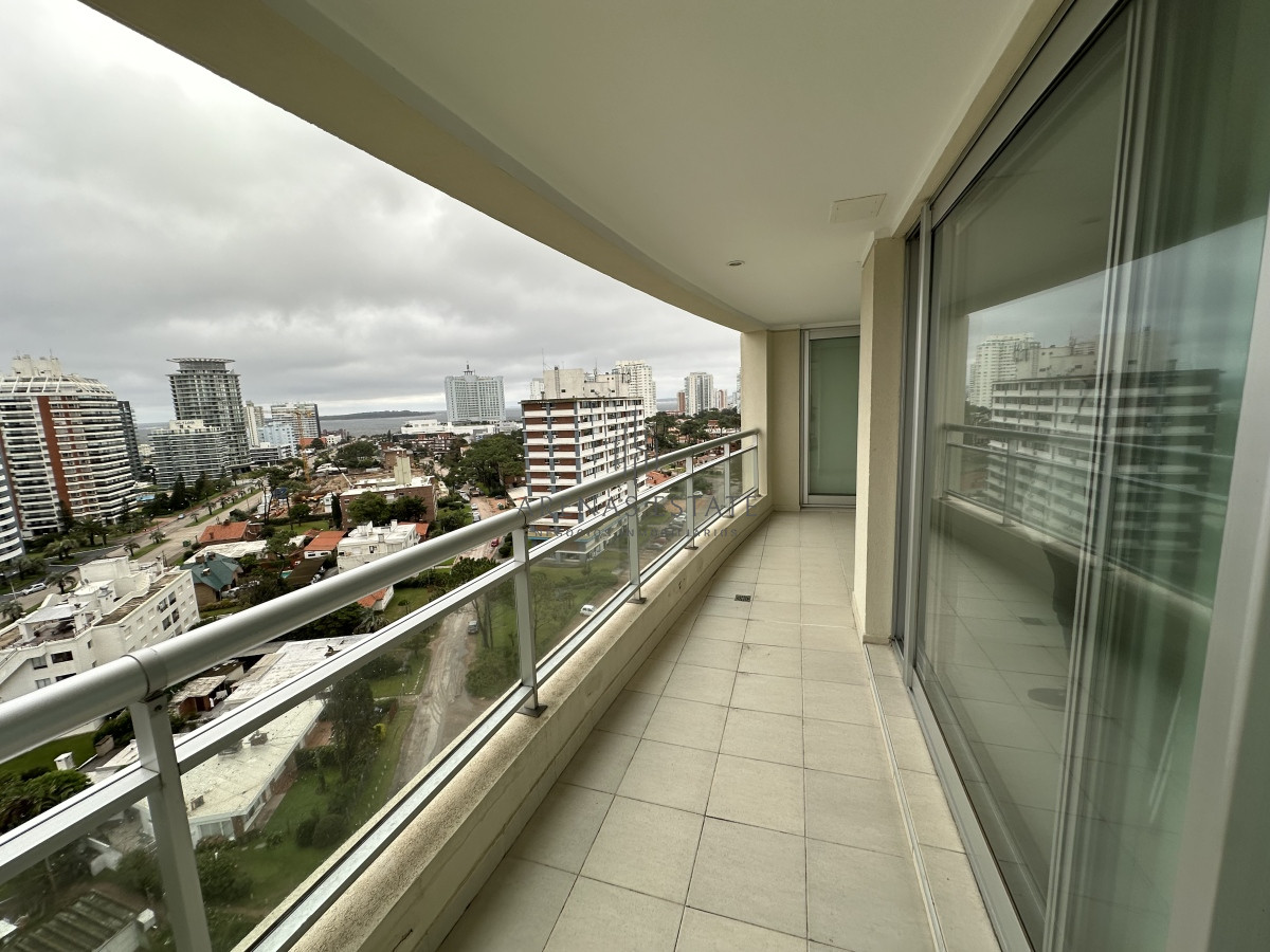 Apartamento ID.2761 - Excepcional apartamento piso alto en alquiler anual de 3 dormitorios más dependencia- Brava Punta del Este 