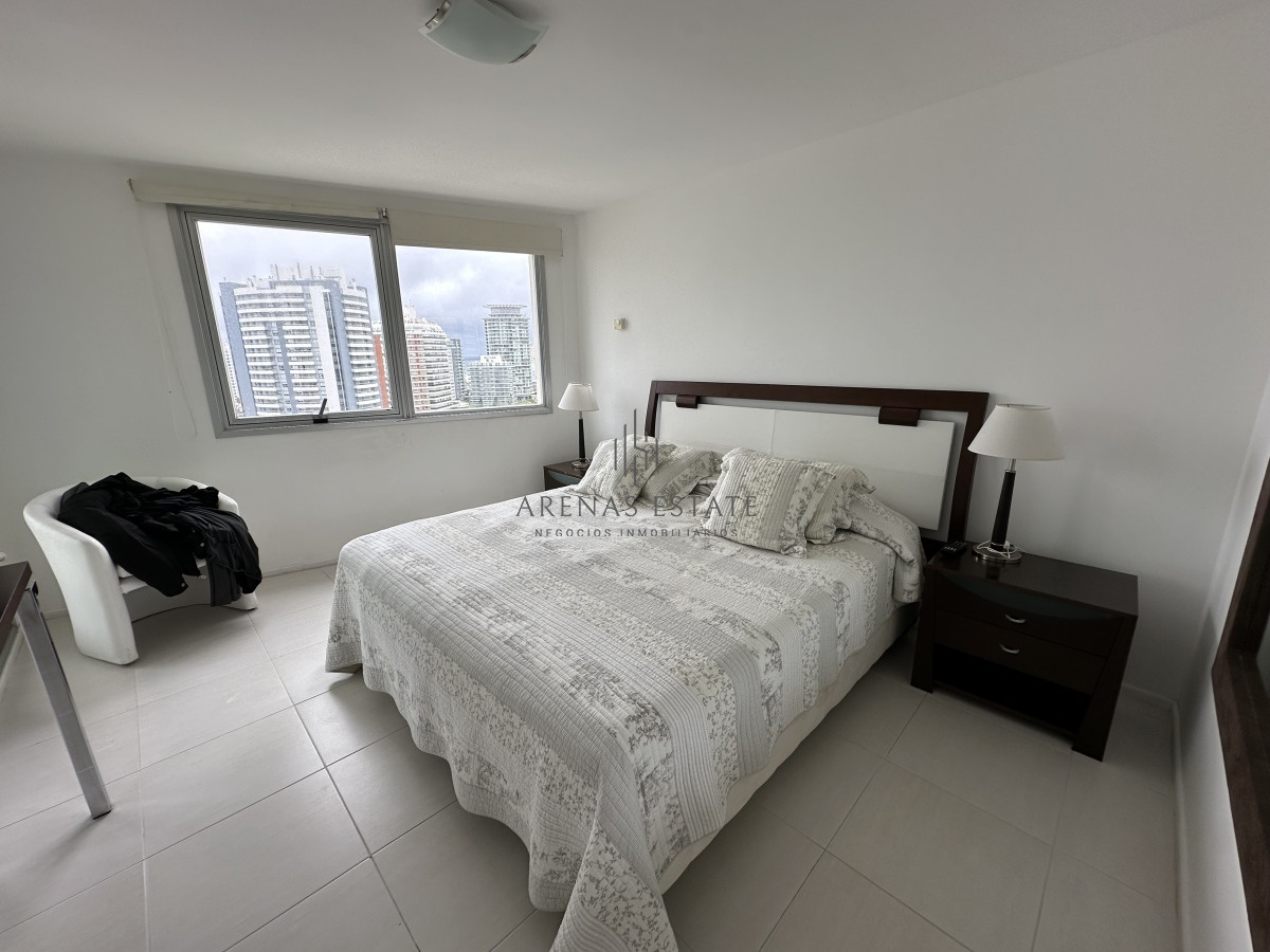 Apartamento ID.2761 - Excepcional apartamento piso alto en alquiler anual de 3 dormitorios más dependencia- Brava Punta del Este 