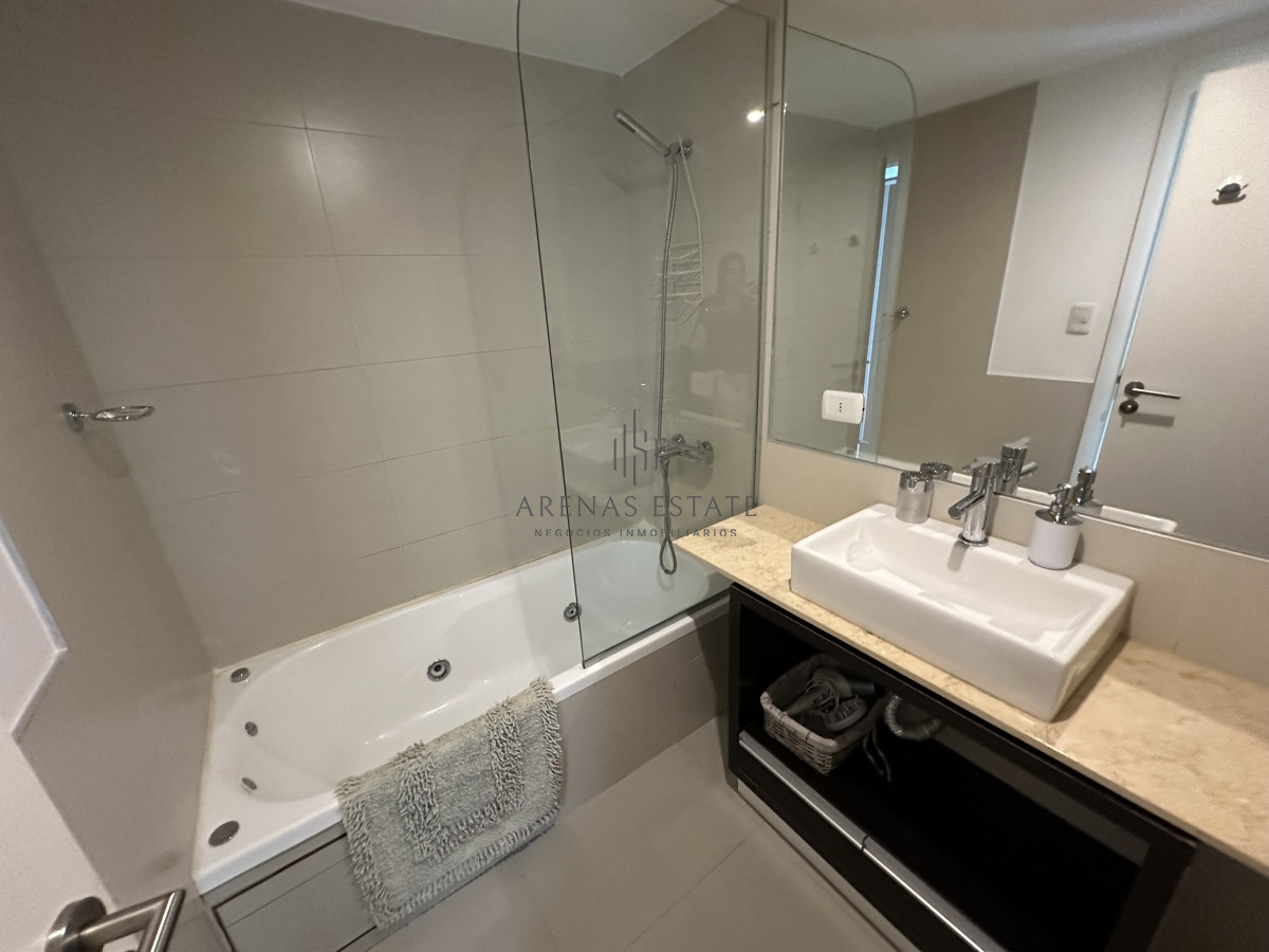 Apartamento ID.2290 - Apartamento en venta de 3 dormitorios mas dependencia ubicado en prmera linea de la Mansa , Punta del Este 