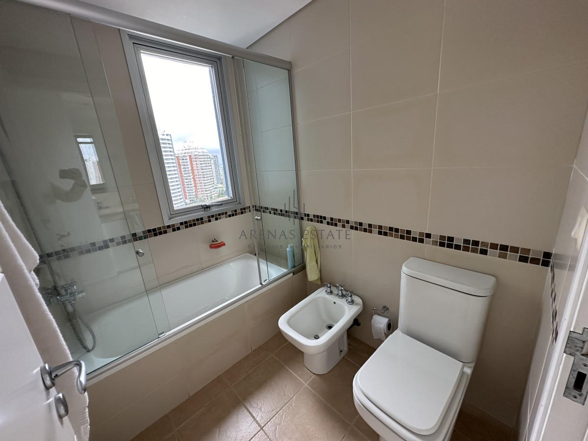 Apartamento ID.2761 - Excepcional apartamento piso alto en alquiler anual de 3 dormitorios más dependencia- Brava Punta del Este 