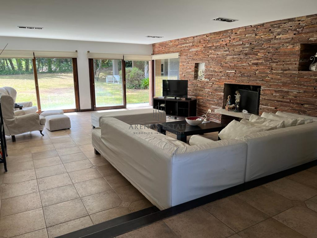 Casa ID.2875 - ALQUILER ANUAL Y EN VENTA CASA EN BARRIO SAN RAFAEL - 4 DORMITORIOS Y PISCINA 