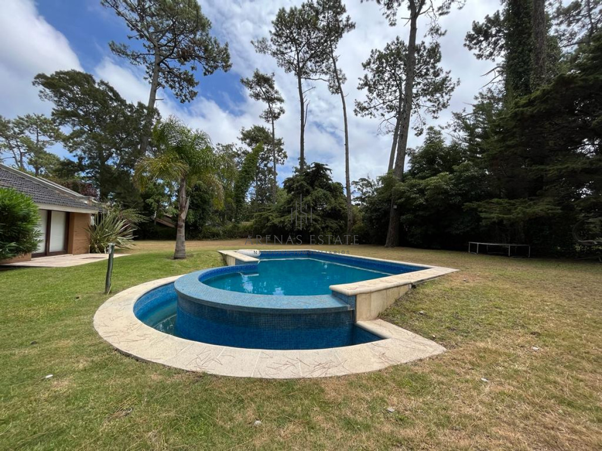 Casa ID.2875 - ALQUILER ANUAL Y EN VENTA CASA EN BARRIO SAN RAFAEL - 4 DORMITORIOS Y PISCINA 