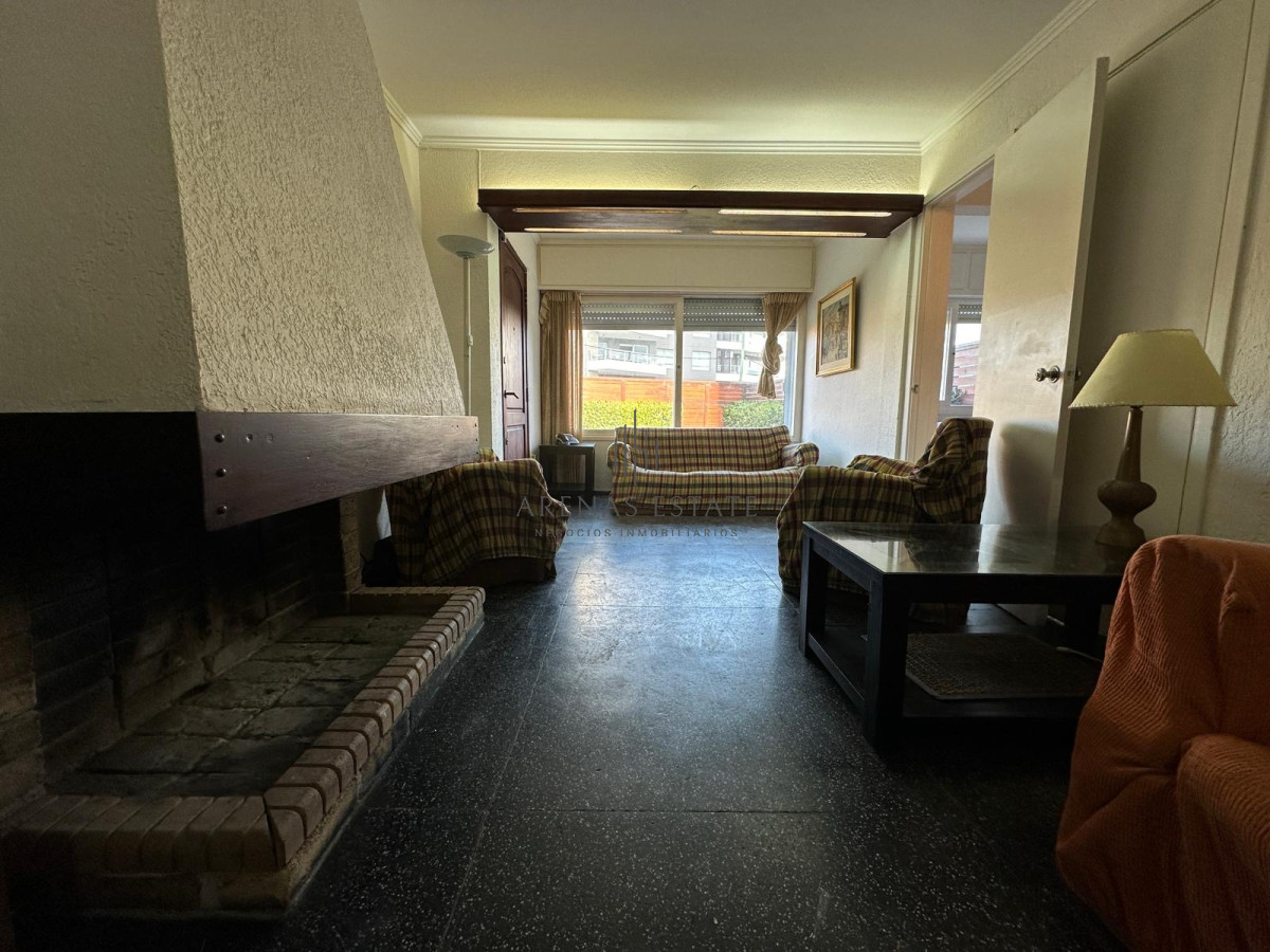 Casa ID.3652 - PUNTA DEL ESTE, zona MANSA a pasos del mar -alquiler anual de 3 dormitorios