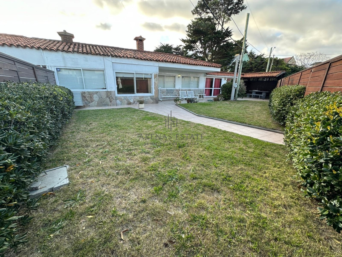 Casa ID.3652 - PUNTA DEL ESTE, zona MANSA a pasos del mar -alquiler anual de 3 dormitorios