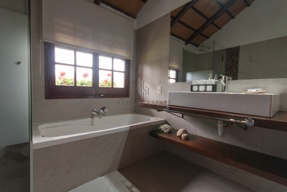 Casa ID.2441 - Casa en Venta en Pinares , Punta del Este 