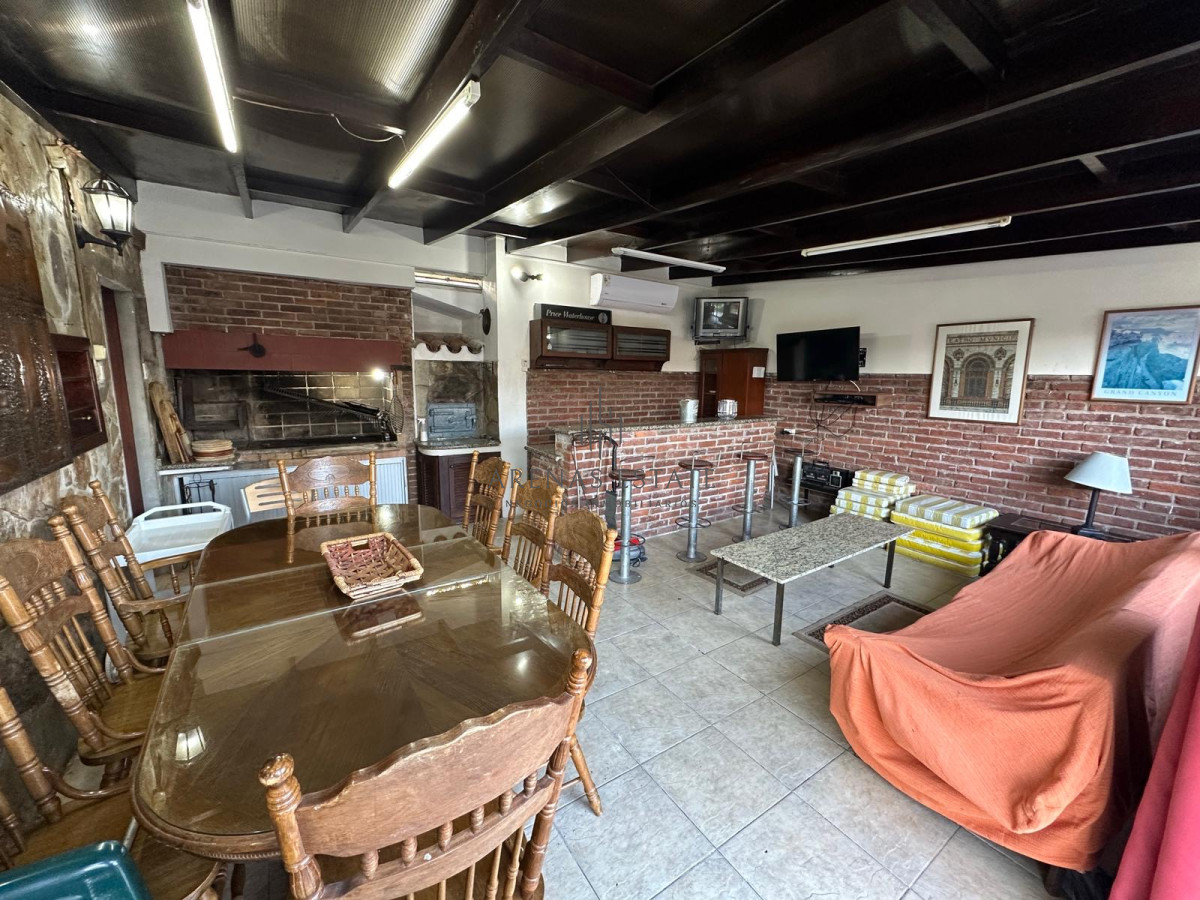 Casa ID.3652 - PUNTA DEL ESTE, zona MANSA a pasos del mar -alquiler anual de 3 dormitorios