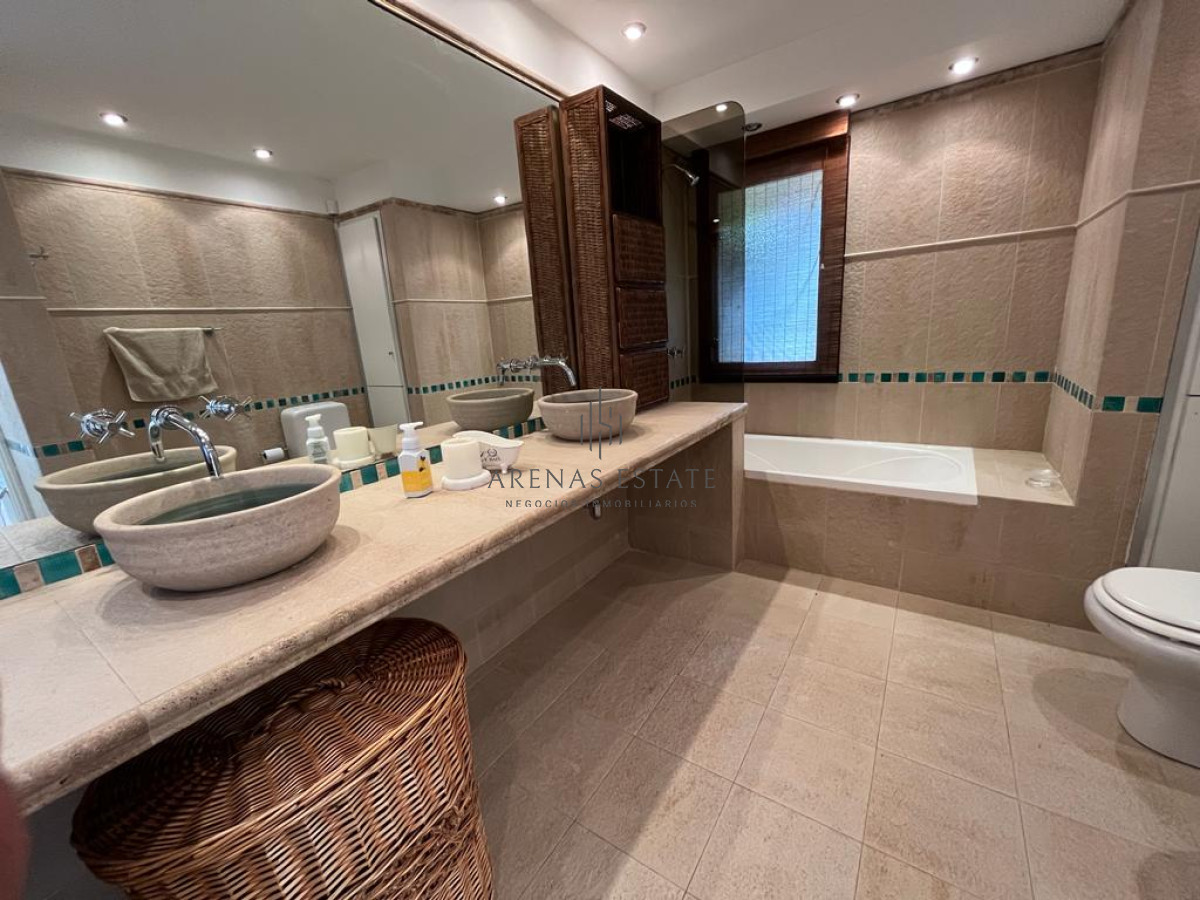 Casa ID.2875 - ALQUILER ANUAL Y EN VENTA CASA EN BARRIO SAN RAFAEL - 4 DORMITORIOS Y PISCINA 