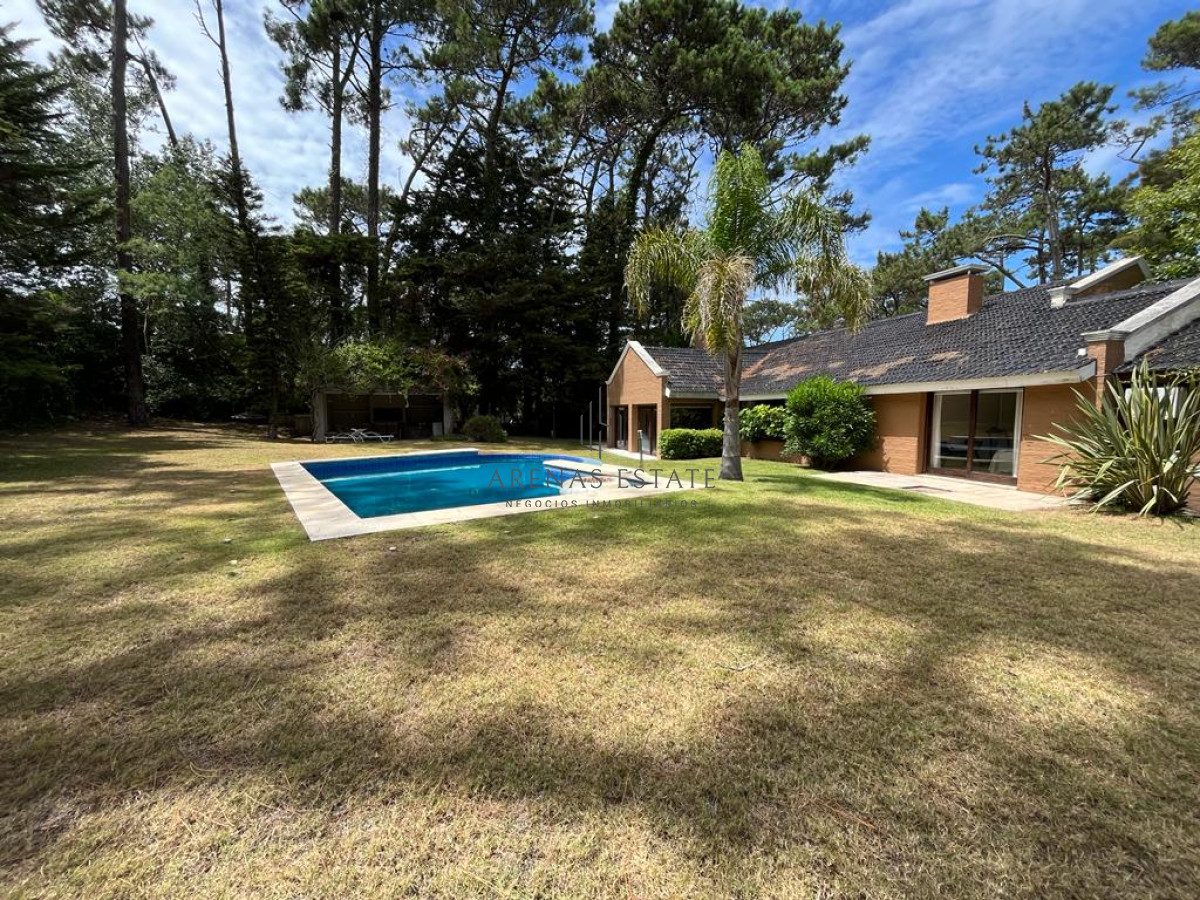 Casa ID.2875 - ALQUILER ANUAL Y EN VENTA CASA EN BARRIO SAN RAFAEL - 4 DORMITORIOS Y PISCINA 