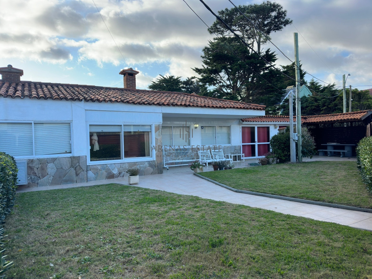 Casa ID.3652 - PUNTA DEL ESTE, zona MANSA a pasos del mar -alquiler anual de 3 dormitorios