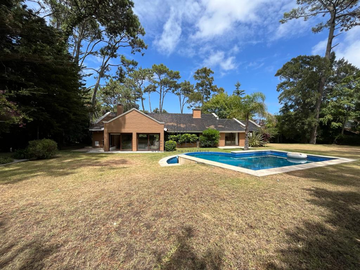 Casa ID.2875 - ALQUILER ANUAL Y EN VENTA CASA EN BARRIO SAN RAFAEL - 4 DORMITORIOS Y PISCINA 