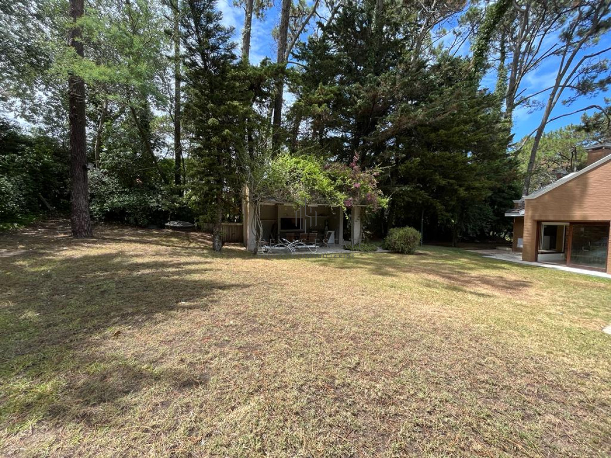 Casa ID.2875 - ALQUILER ANUAL Y EN VENTA CASA EN BARRIO SAN RAFAEL - 4 DORMITORIOS Y PISCINA 