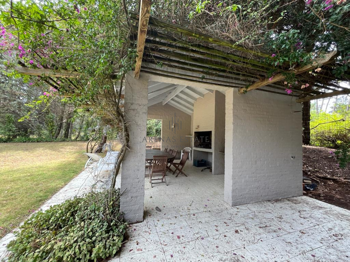 Casa ID.2875 - ALQUILER ANUAL Y EN VENTA CASA EN BARRIO SAN RAFAEL - 4 DORMITORIOS Y PISCINA 