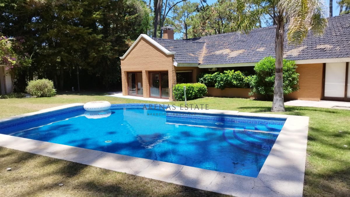 Casa ID.2875 - ALQUILER ANUAL Y EN VENTA CASA EN BARRIO SAN RAFAEL - 4 DORMITORIOS Y PISCINA 
