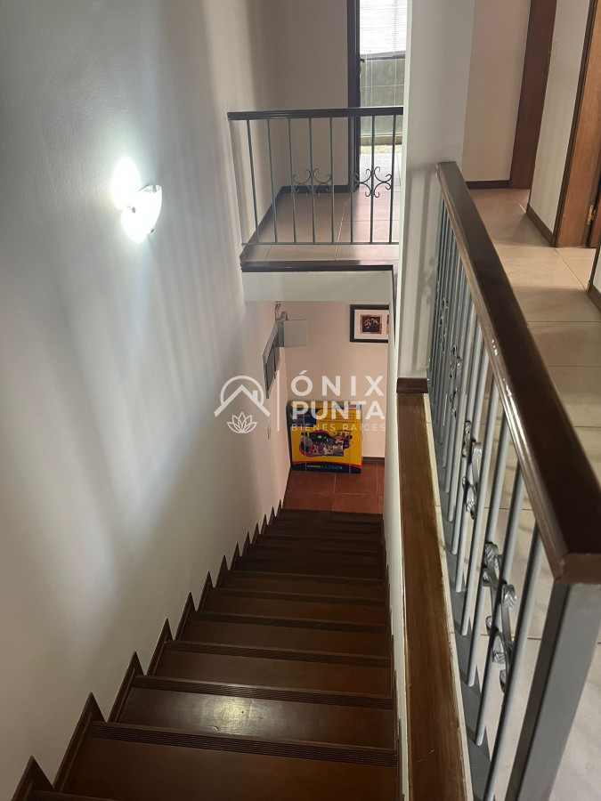 Casa ID.242 - Casa en alquiler anual de 4 dormitorios en PUNTA DEL ESTE zona BRAVA