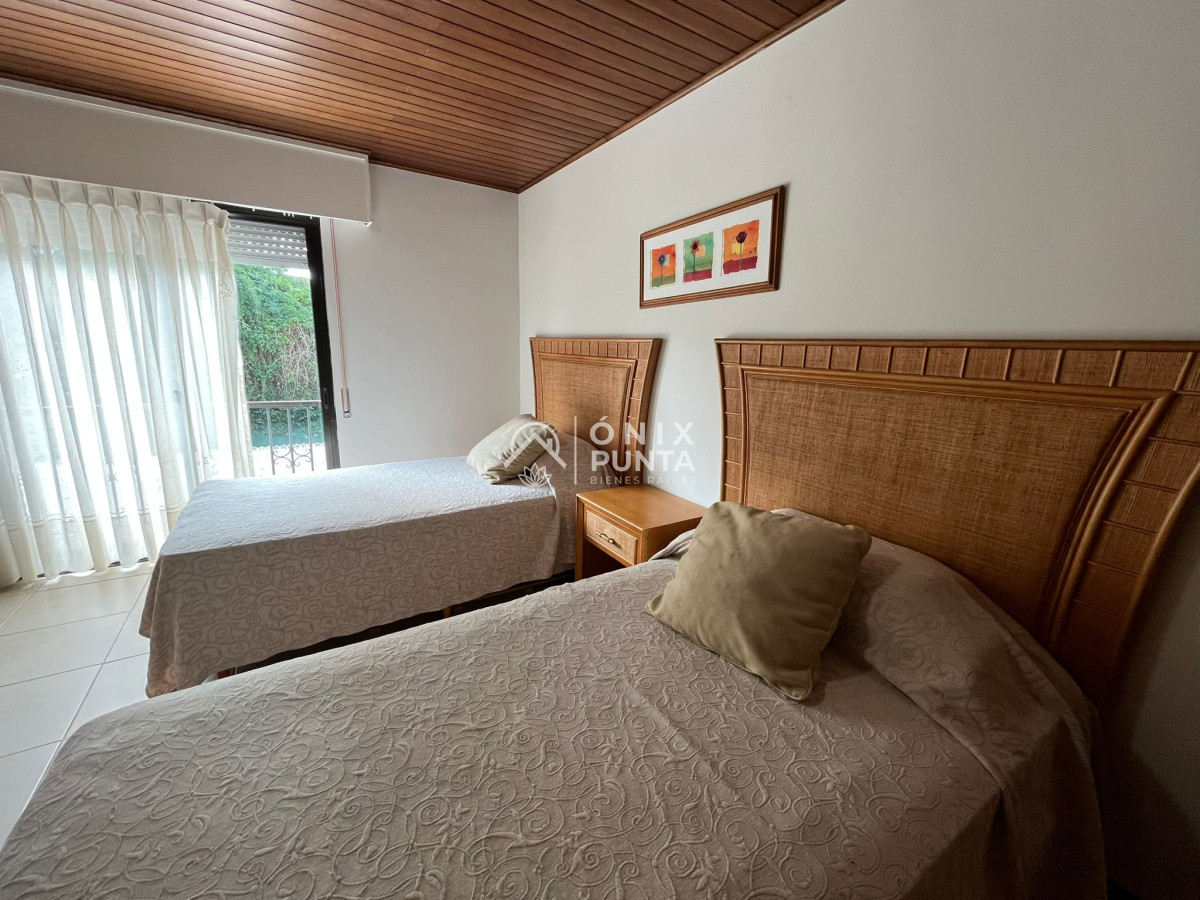 Casa ID.242 - Casa en alquiler anual de 4 dormitorios en PUNTA DEL ESTE zona BRAVA