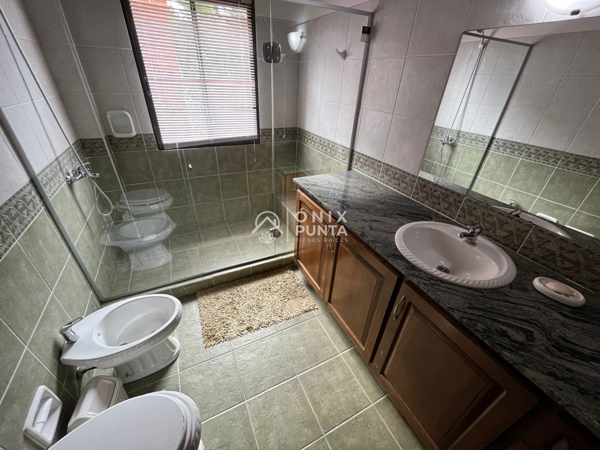 Casa ID.242 - Casa en alquiler anual de 4 dormitorios en PUNTA DEL ESTE zona BRAVA