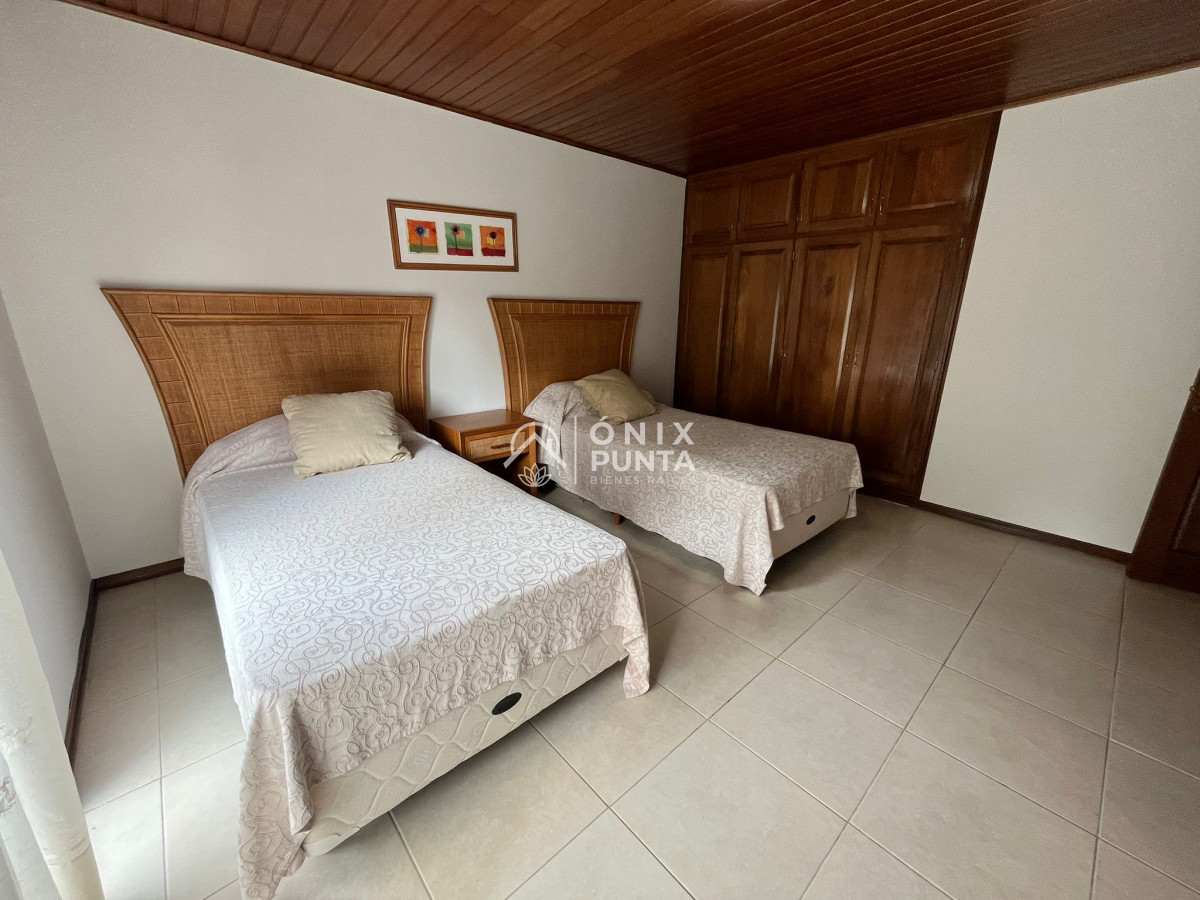 Casa ID.242 - Casa en alquiler anual de 4 dormitorios en PUNTA DEL ESTE zona BRAVA