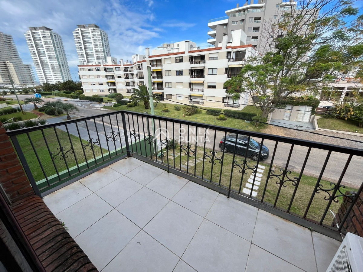 Casa ID.242 - Casa en alquiler anual de 4 dormitorios en PUNTA DEL ESTE zona BRAVA