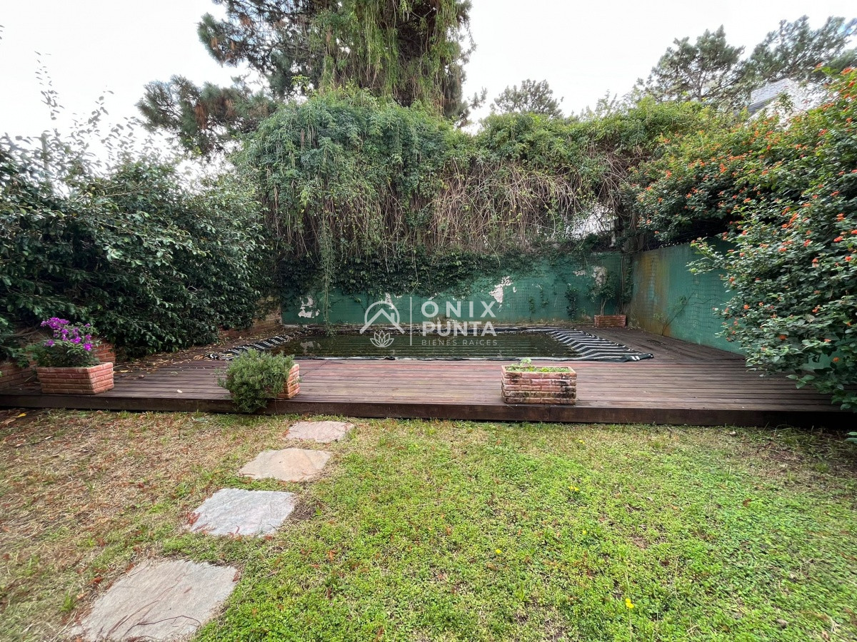 Casa ID.242 - Casa en alquiler anual de 4 dormitorios en PUNTA DEL ESTE zona BRAVA