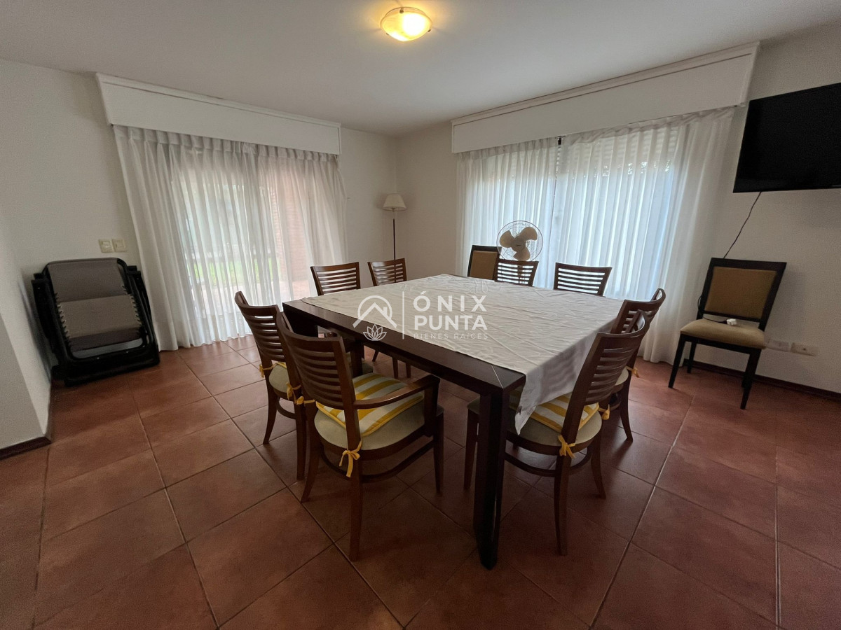 Casa ID.242 - Casa en alquiler anual de 4 dormitorios en PUNTA DEL ESTE zona BRAVA