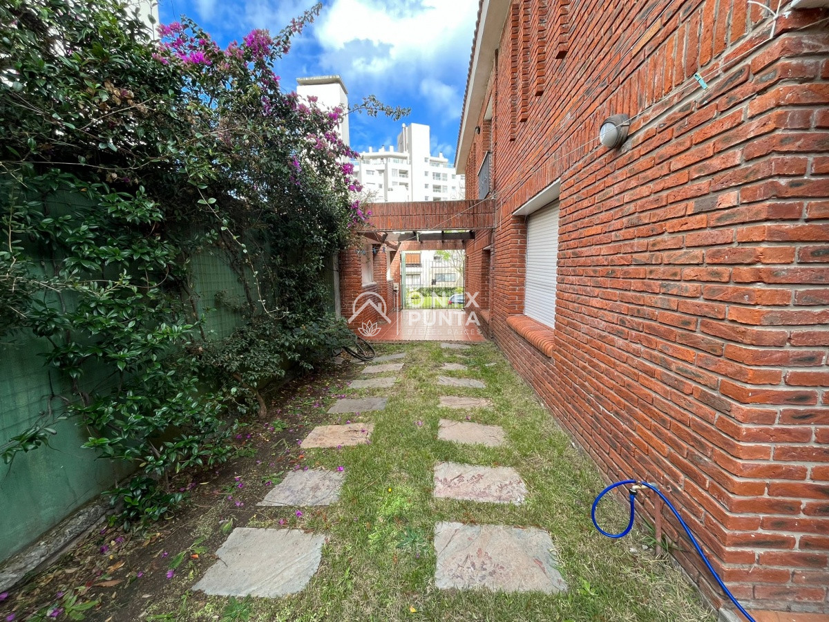 Casa ID.242 - Casa en alquiler anual de 4 dormitorios en PUNTA DEL ESTE zona BRAVA