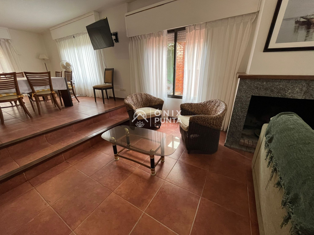 Casa ID.242 - Casa en alquiler anual de 4 dormitorios en PUNTA DEL ESTE zona BRAVA