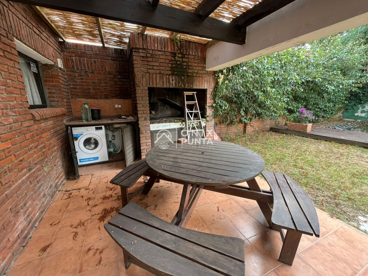 Casa ID.242 - Casa en alquiler anual de 4 dormitorios en PUNTA DEL ESTE zona BRAVA