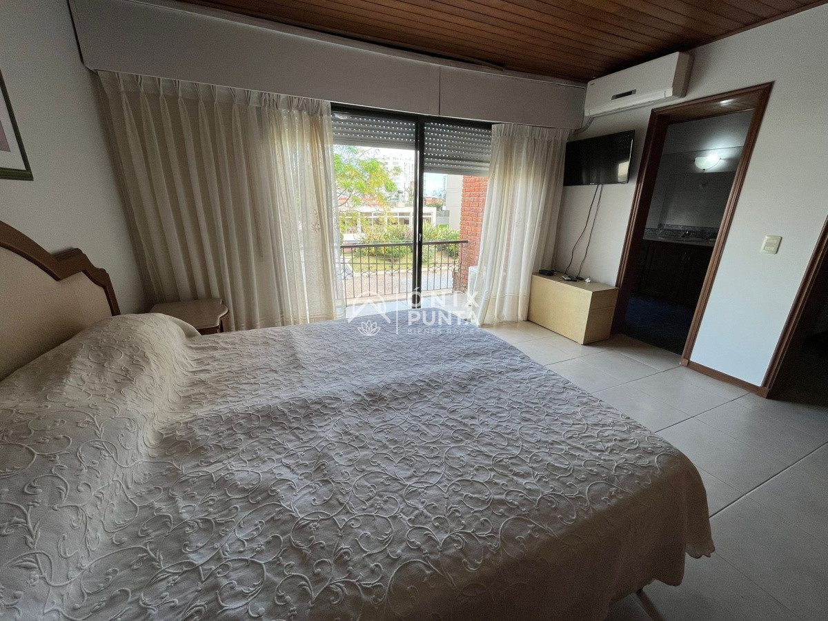 Casa ID.242 - Casa en alquiler anual de 4 dormitorios en PUNTA DEL ESTE zona BRAVA