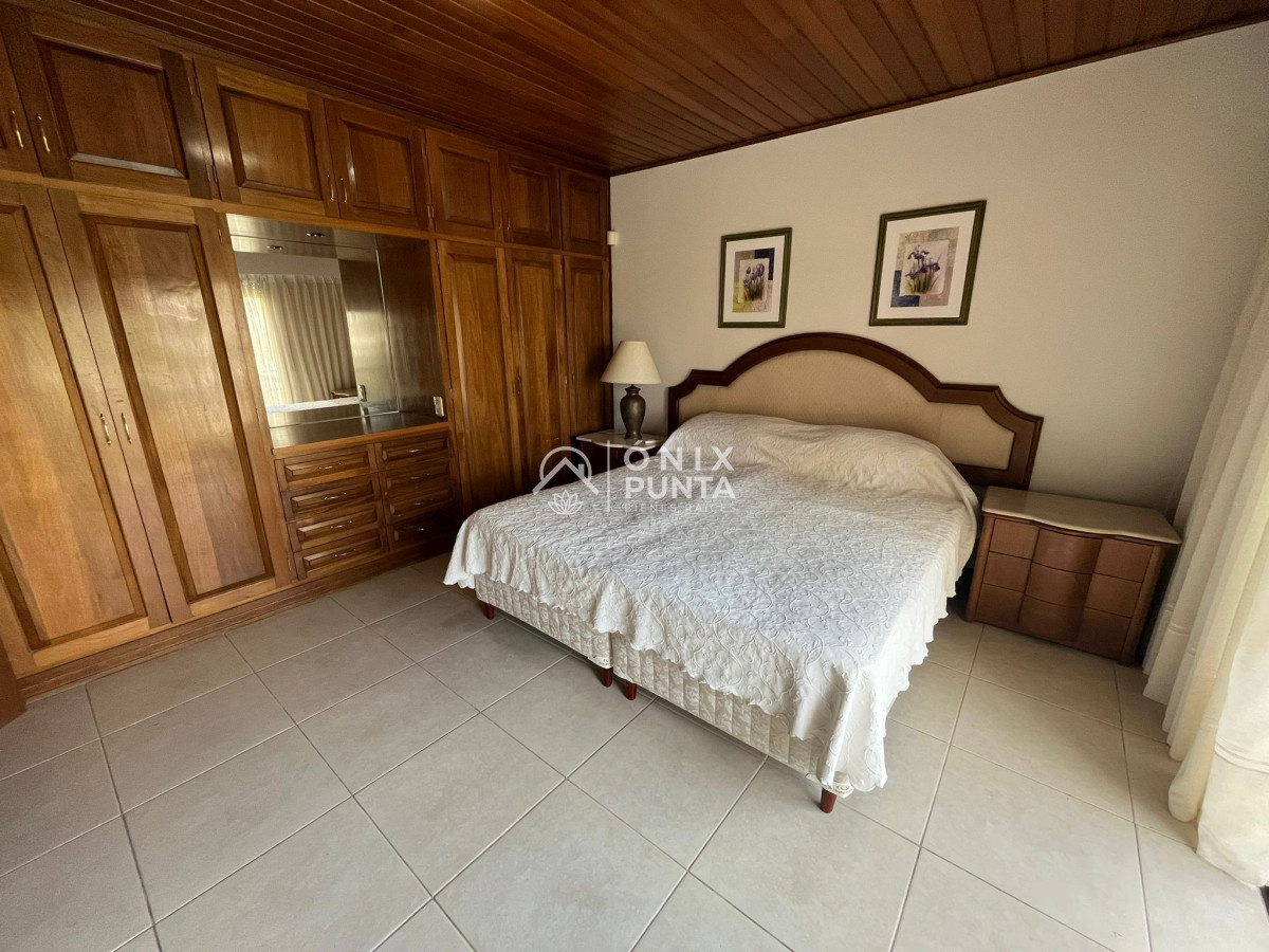 Casa ID.242 - Casa en alquiler anual de 4 dormitorios en PUNTA DEL ESTE zona BRAVA