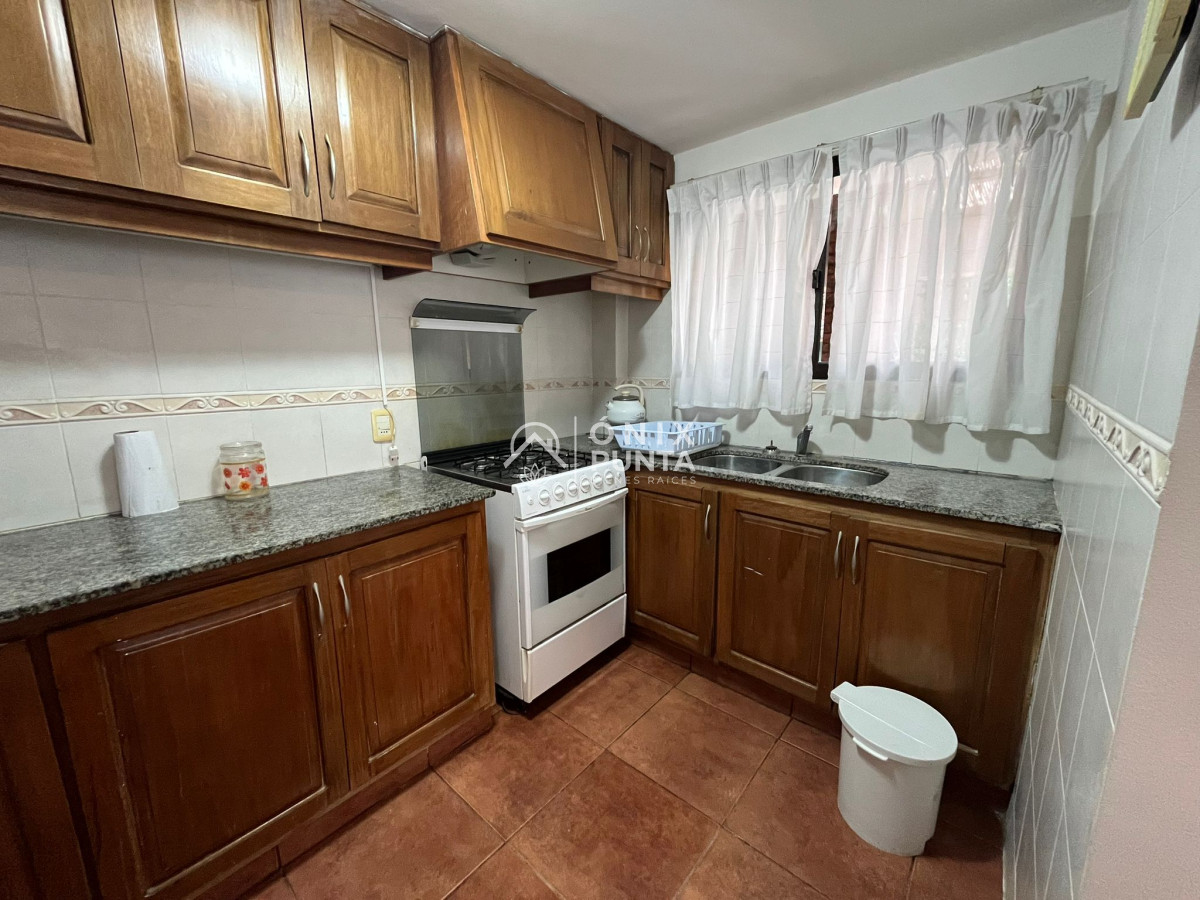 Casa ID.242 - Casa en alquiler anual de 4 dormitorios en PUNTA DEL ESTE zona BRAVA