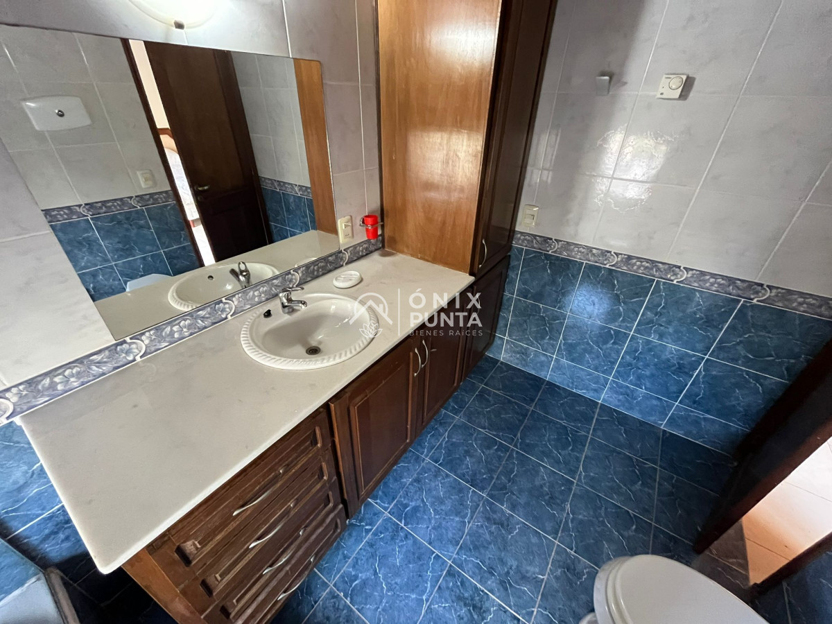 Casa ID.242 - Casa en alquiler anual de 4 dormitorios en PUNTA DEL ESTE zona BRAVA