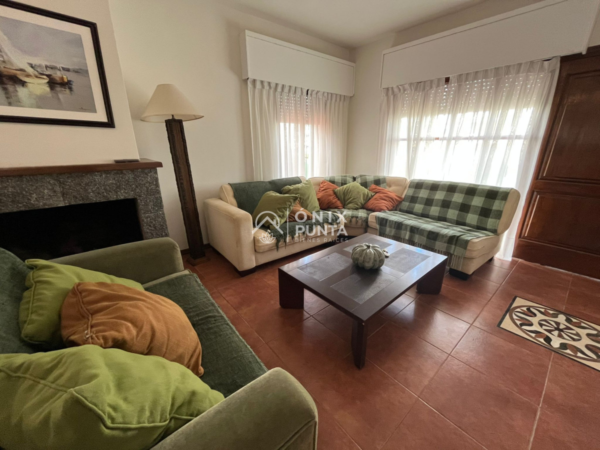 Casa ID.242 - Casa en alquiler anual de 4 dormitorios en PUNTA DEL ESTE zona BRAVA