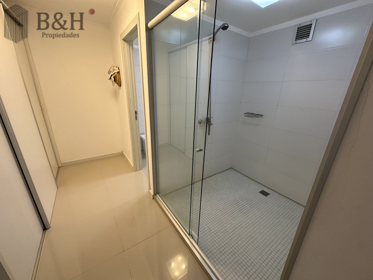 Apartamento ID.2284 - Apartamento en venta de 3 dormitorios en Edificio con servicios, brava Punta del Este 