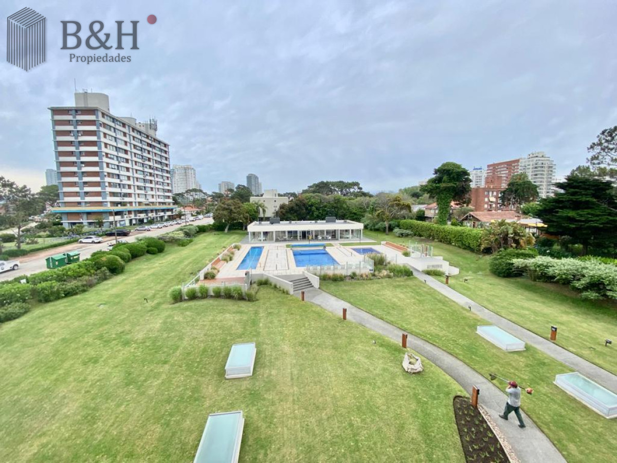 Apartamento ID.4549 - Apartamento en venta de 2 dorm y dependencia en Brava Punta del Este 