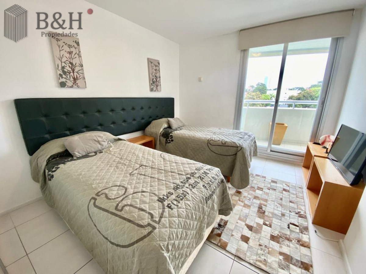 Apartamento ID.4549 - Apartamento en venta de 2 dorm y dependencia en Brava Punta del Este 