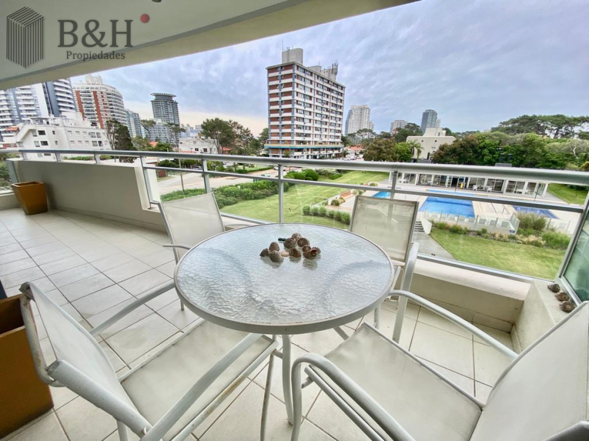 Apartamento ID.4549 - Apartamento en venta de 2 dorm y dependencia en Brava Punta del Este 
