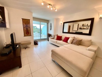 Apartamento en venta de 2 dorm y dependencia en Brava Punta del Este 