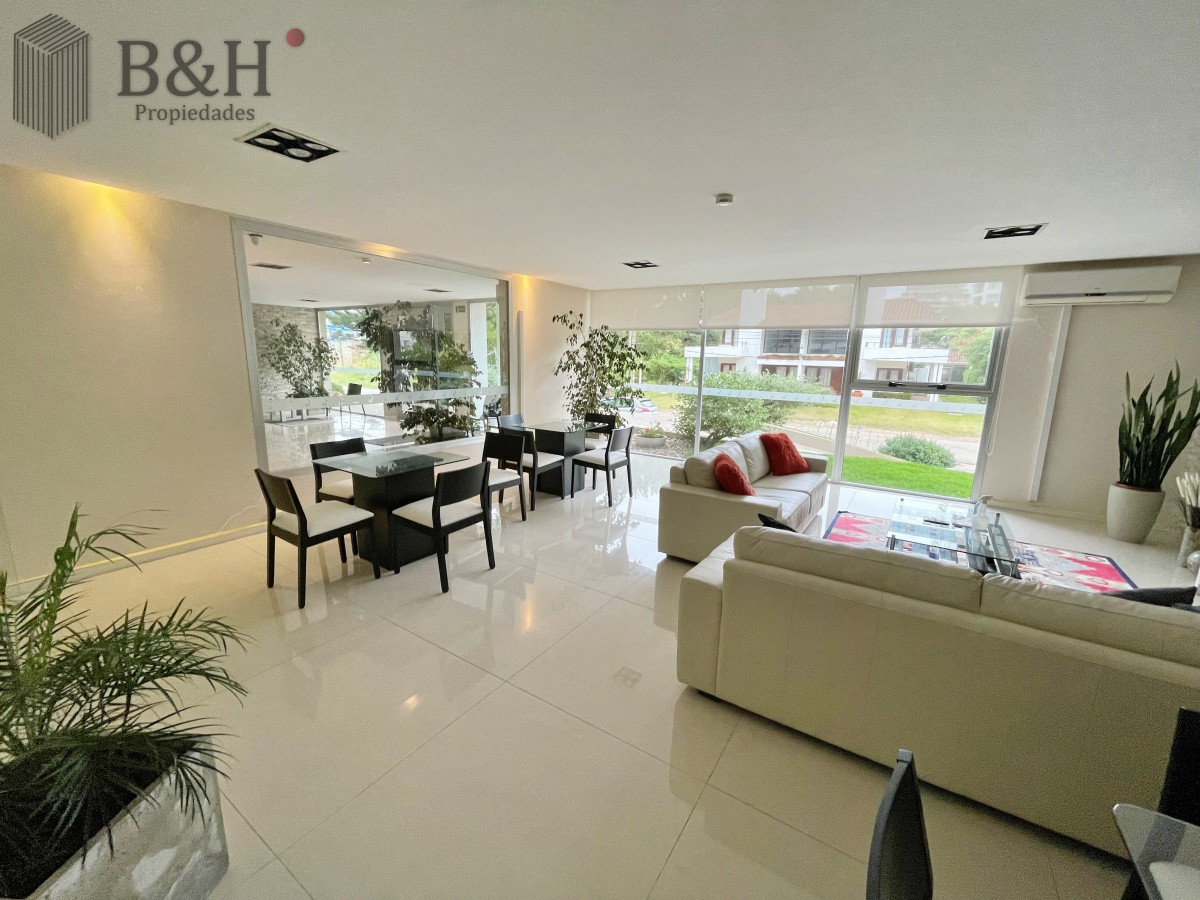 Apartamento ID.2284 - Apartamento en venta de 3 dormitorios en Edificio con servicios, brava Punta del Este 